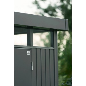 Detailansicht des Biohort Metall-Gerätehauses HighLine in Quarzgrau-Metallic. Graue Metallwand, Fenster, Tür und flaches Dach.