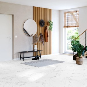 Heller Raum mit Feinsteinzeug Bodenfliese Marmore carrara in Marmoroptik, 60x30 cm, matt glasiert.