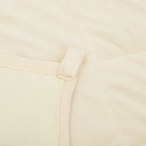 Nahaufnahme: Hellcremefarbene Gewichtsdecke (155x220 cm) aus Stoff mit Schlaufen.