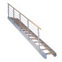 Treppe Kos mit 16 Eiche Natur Stufen, grauem Metallgeländer und Handlauf aus Eiche.