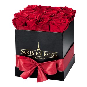Eckige Rosenbox Schwarz mit Schleife und 12 bordeauxfarbenen Rosen.