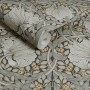 Graue William Morris Vliestapete Pimpernel mit floralem Muster und Tapetenrolle.
