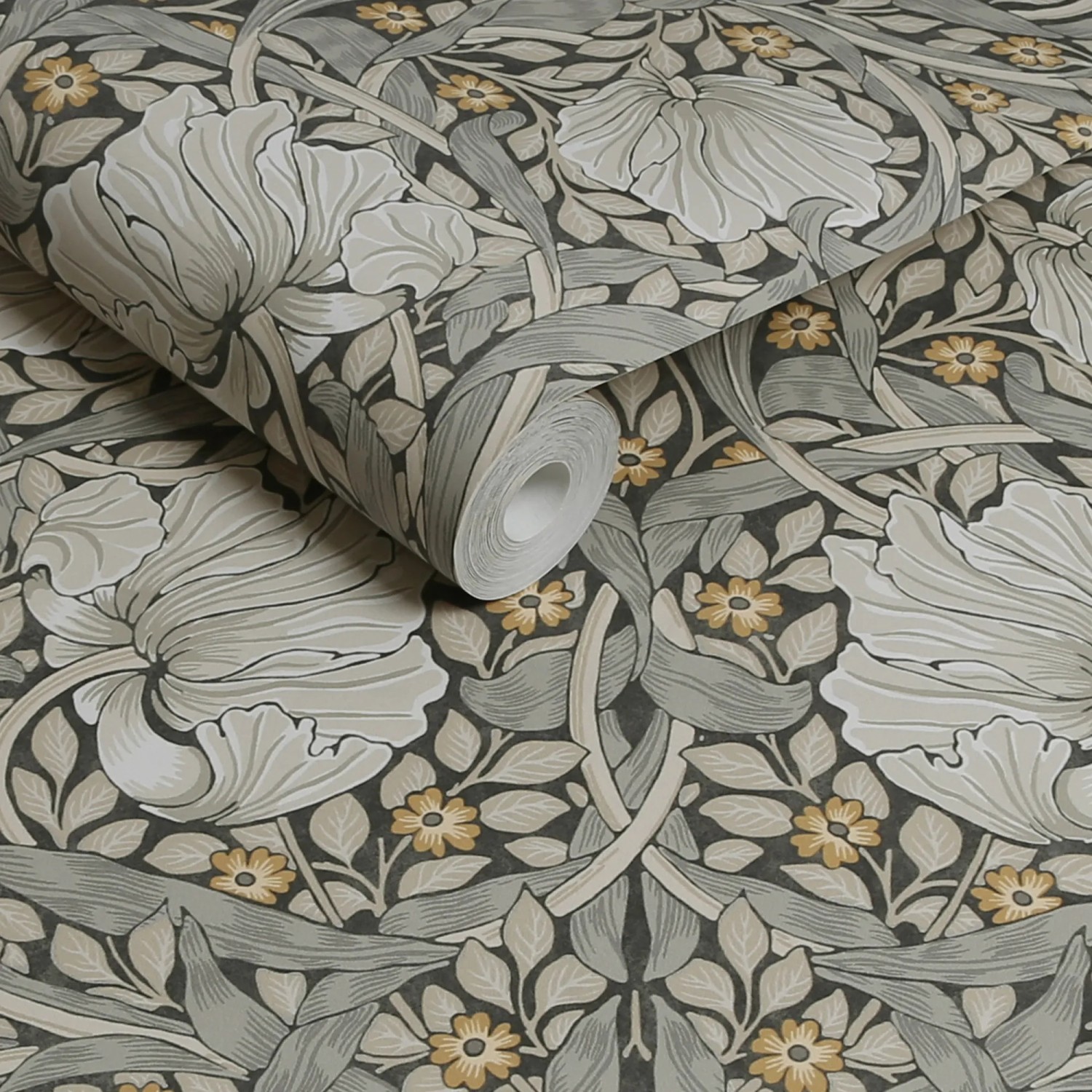 Graue William Morris Vliestapete Pimpernel mit floralem Muster und Tapetenrolle.
