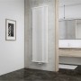 Schulter Design-Heizkörper Kiel, Alpinweiß, Mittenanschluss. Moderner Badheizkörper mit vertikalen Heizrohren.