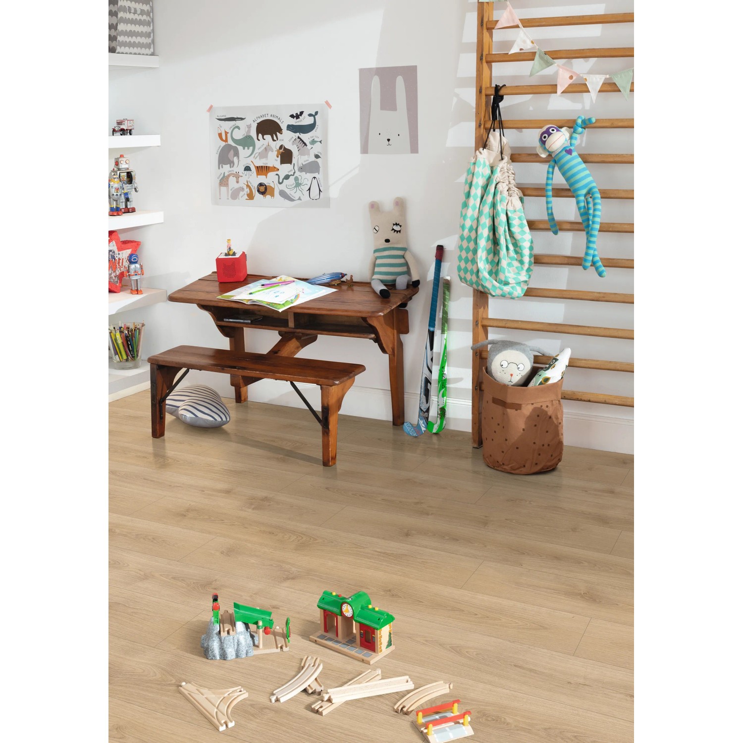 Heller Egger Laminatboden EL2157 NatureSense Nord Eiche Sand im Kinderzimmer mit Spielzeug.