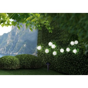 Globo LED-Solarlichterkette mit 10 weißen Lampions aus Kunststoff im Garten.