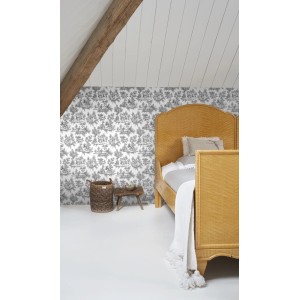 Schwarze ESTAhome Vliestapete Toile De Jouy (136820) im Schlafzimmer mit hellem Holz-Bett.