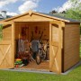 Offenes, lasiertes Weka Holz-Gartenhaus Parma mit Satteldach, 254x171 cm, gefüllt mit Gartengeräten.