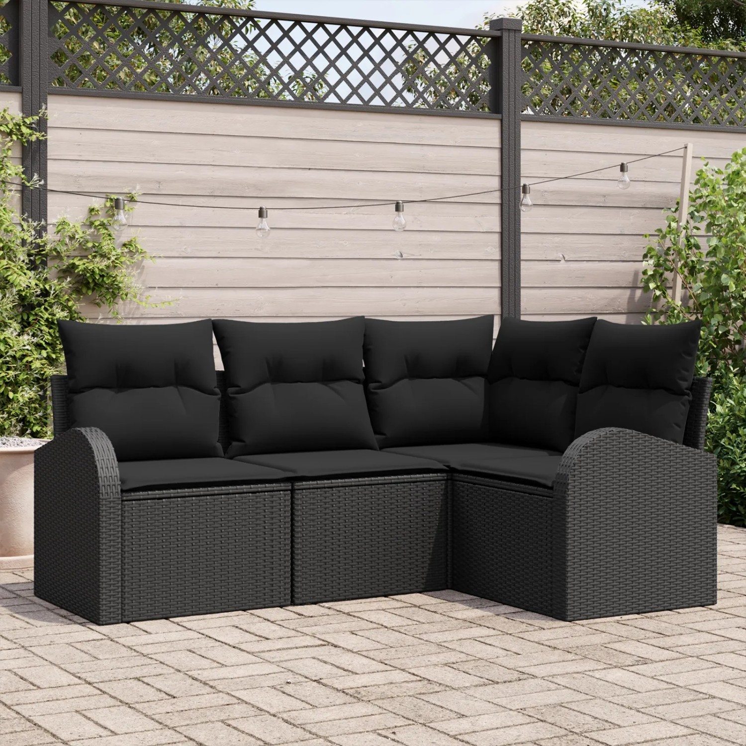 Schwarzes 4-teiliges vidaXL Garten-Sofa-Set aus Poly Rattan mit Kissen für Garten und Terrasse.