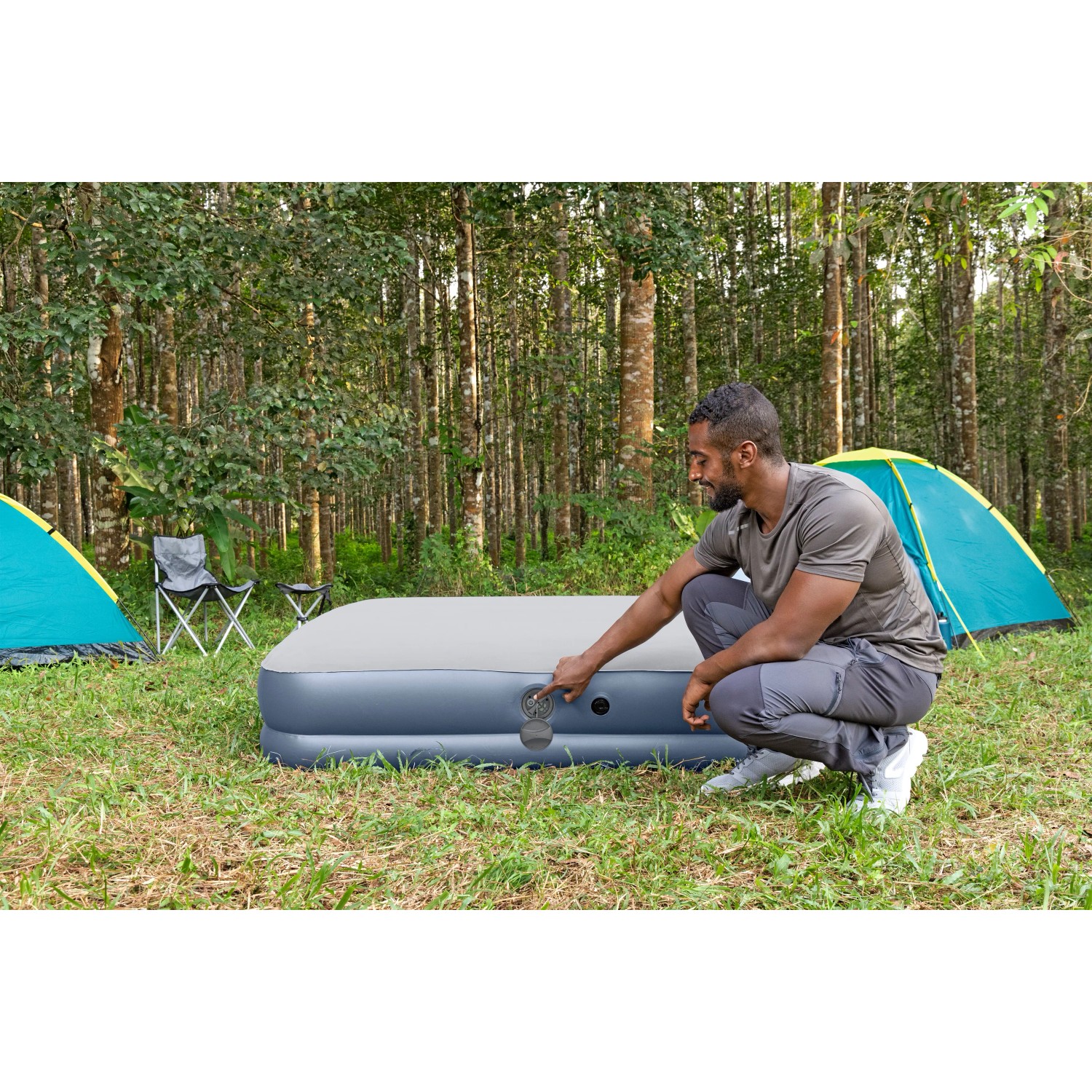 Doppelluftbett mit Elektropumpe im Camping-Einsatz, geeignet für 2 Personen. Bequeme Campingausrüstung.