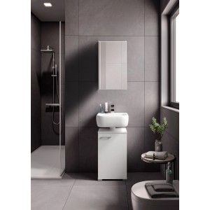 Badmobil Juna Spiegelschrank, 40x68 cm, Weiß, im Badezimmer über einem Waschbecken.