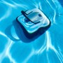 Akku-Poolroboter Orca 45 CL im Pool, kabelloser Poolsauger für Beckenboden.