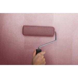 Hand rollt rosa Glitzerfarbe von Rust-Oleum auf eine Wand. Effektfarbe für funkelnde Akzente.