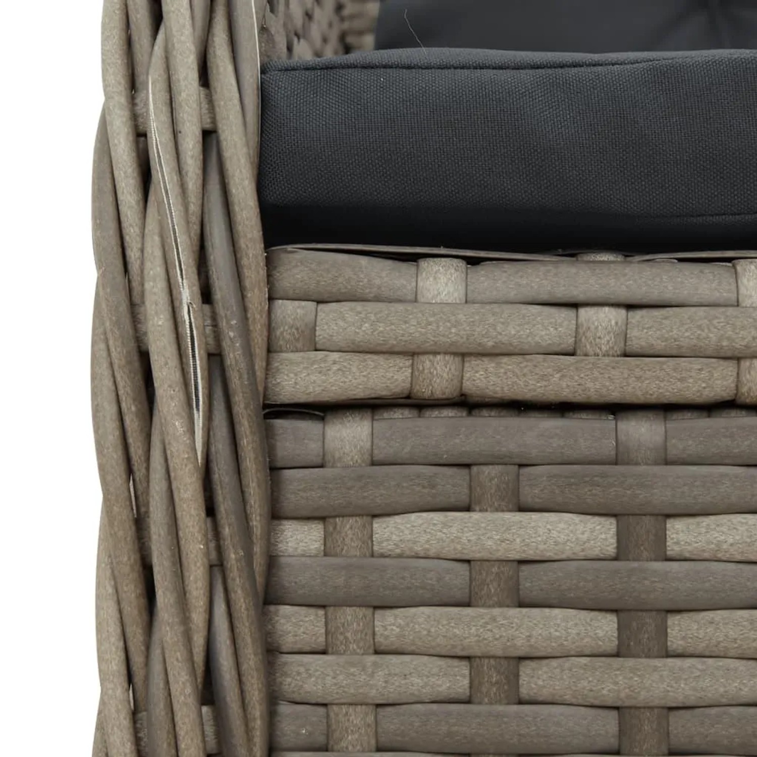 Detailaufnahme: Graue vidaXL Garten-Essgruppe aus Rattan mit dunklen Kissen.