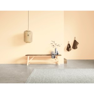 Wand in Muschelliebe gestrichen mit Schöner Wohnen Kreidefarbe, mit Bank und Deko.