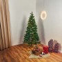 Geschmückte, grüne Kunsttanne Nagano, 150 cm hoch, im weihnachtlichen Ambiente.