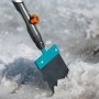 Gardena combisystem Stoßscharre 15 cm im Einsatz zum Entfernen von Eis.