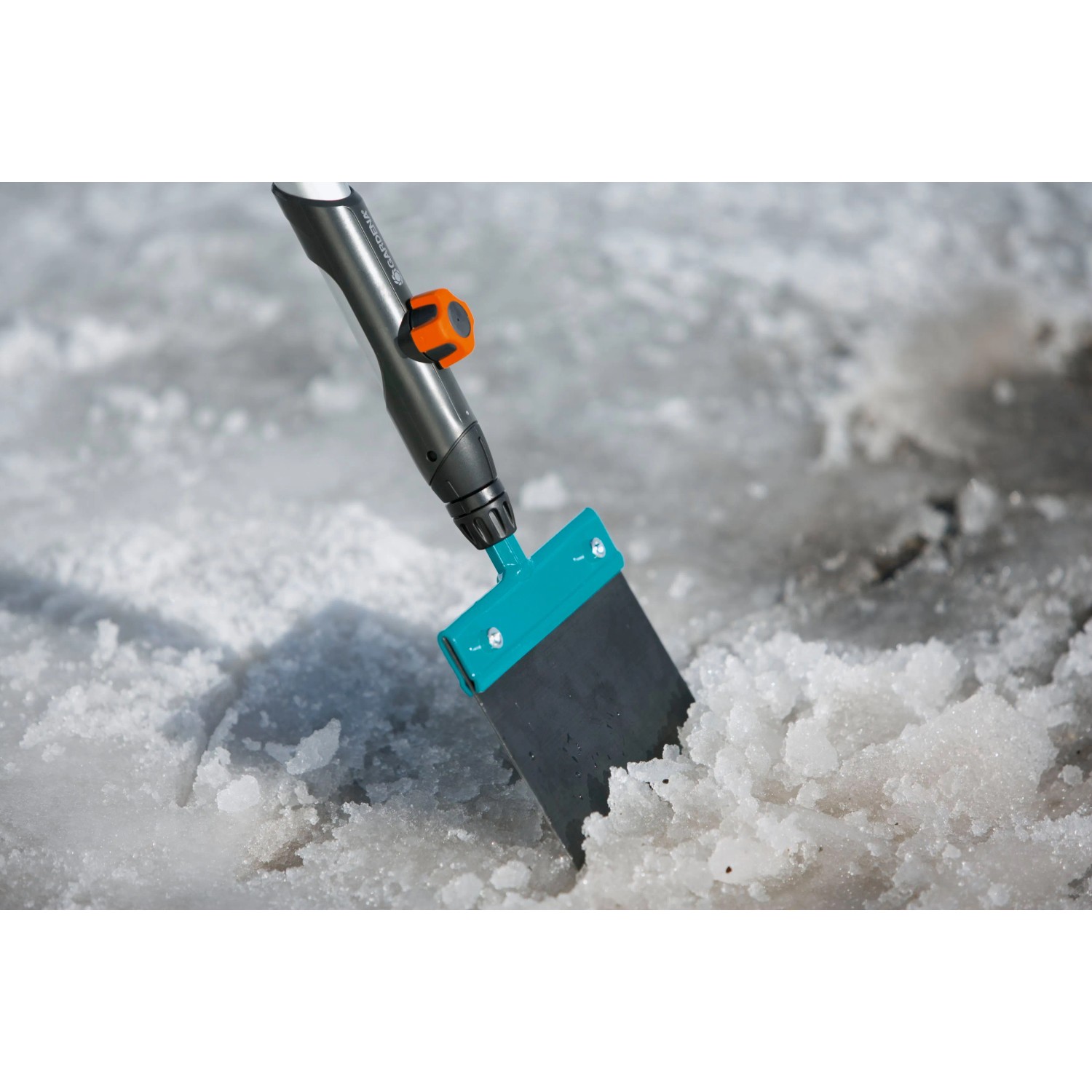 Gardena combisystem Stoßscharre 15 cm im Einsatz zum Entfernen von Eis.