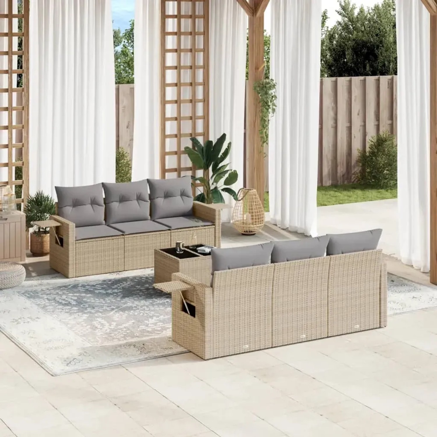 7-teilige Garten-Sofagarnitur aus Rattan in Beige mit grauen Kissen.
