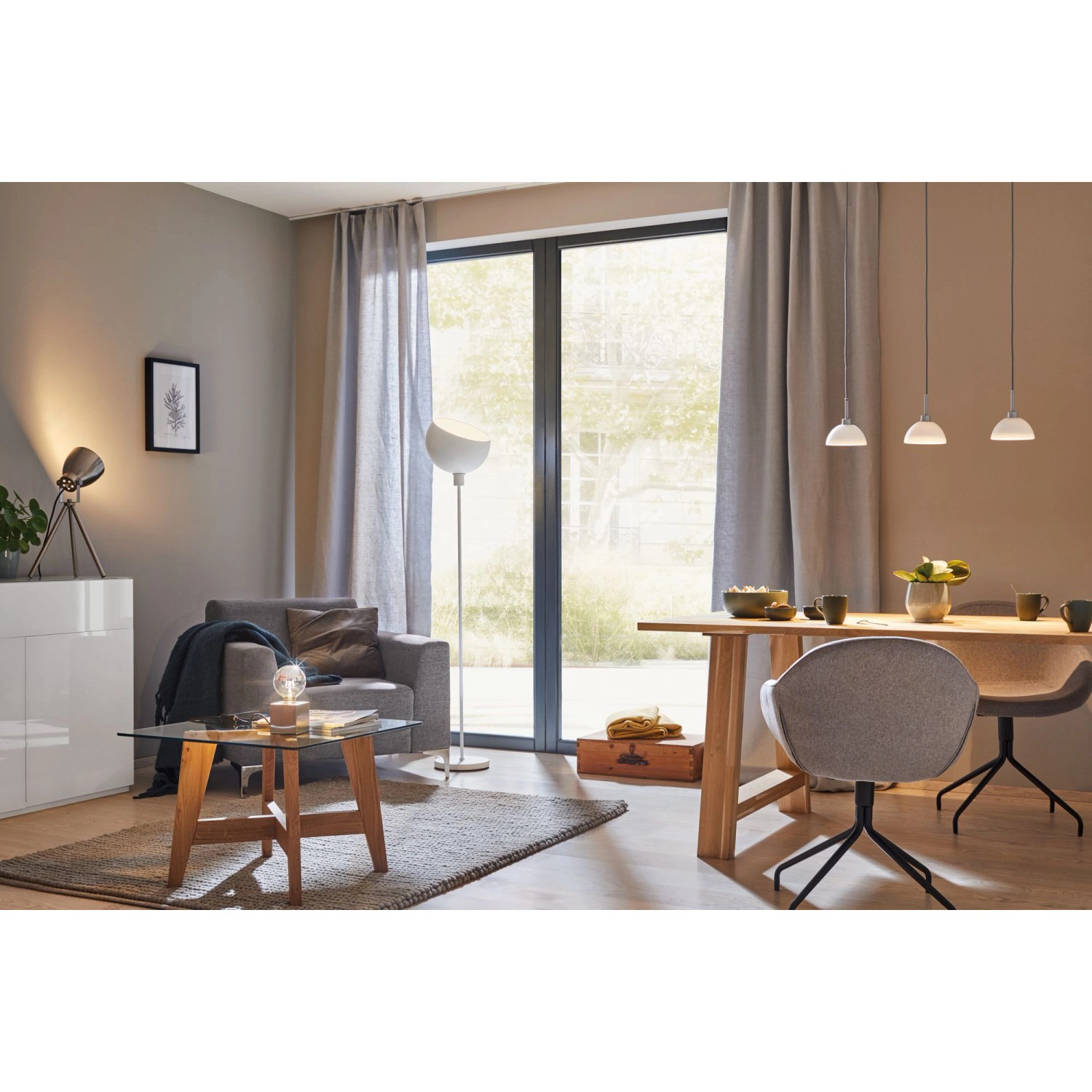 Paulmann LED-Glühbirne 6,5W E27 Kopfspiegel Silber in Wohnraum-Szene.