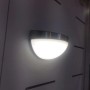 Lutec Solar-Außenwandleuchte Bubble aus Edelstahl, halbkugelförmig und leuchtend.