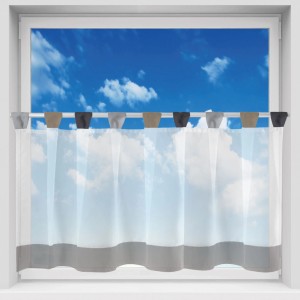 Grau-schwarze Bistrogardine (150x45 cm) mit Schlaufen am Fenster, Voile-Stoff, dezenter Sichtschutz.