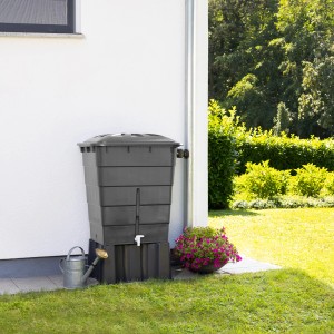 Eckige, graue Garantia Regentonne 300 l mit Deckel und Hahn im Garten.