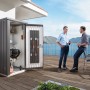 Biohort Geräteschrank Gr. 90 in Silber-Metallic mit geöffneten Türen, inklusive Zubehör und Grill.