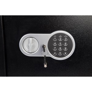 Detailaufnahme: Schwarzer Perel Safe mit digitalem Codeschloss und Schlüssel.