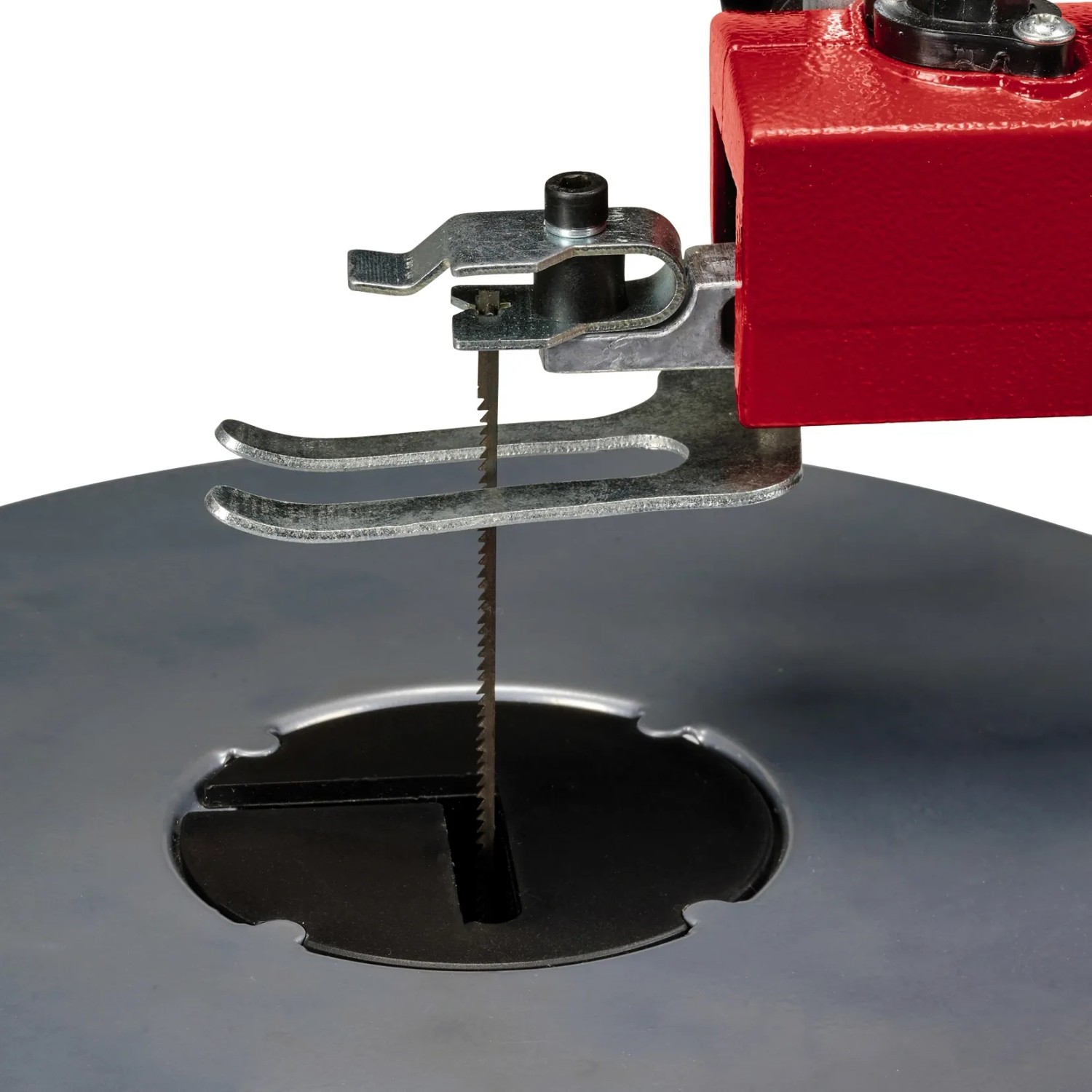 Detailaufnahme: Einhell Dekupiersäge TC-SS 406 E mit Sägeblatt und Arbeitstisch.