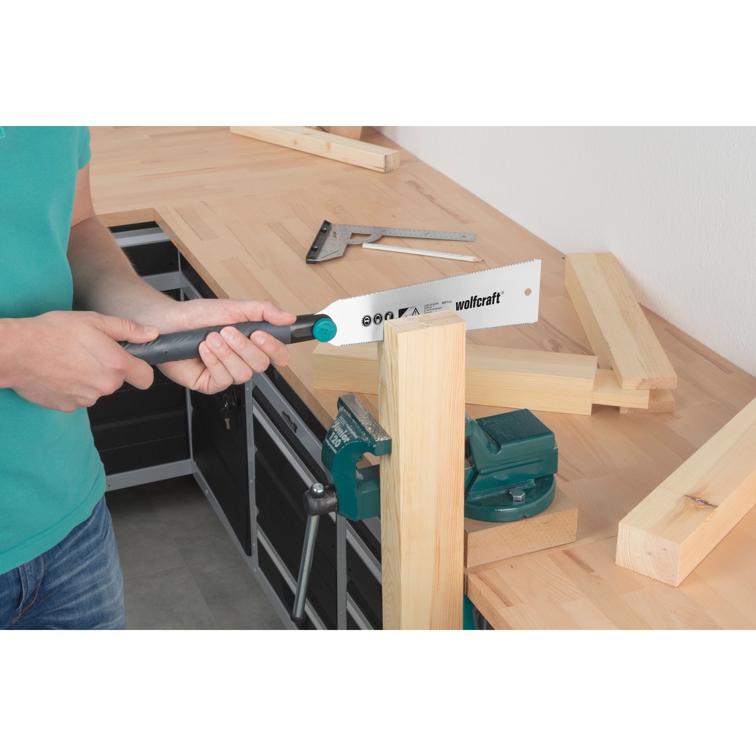 Wolfcraft Japansäge (240 mm) in Aktion: Holz wird eingespannt und gesägt.