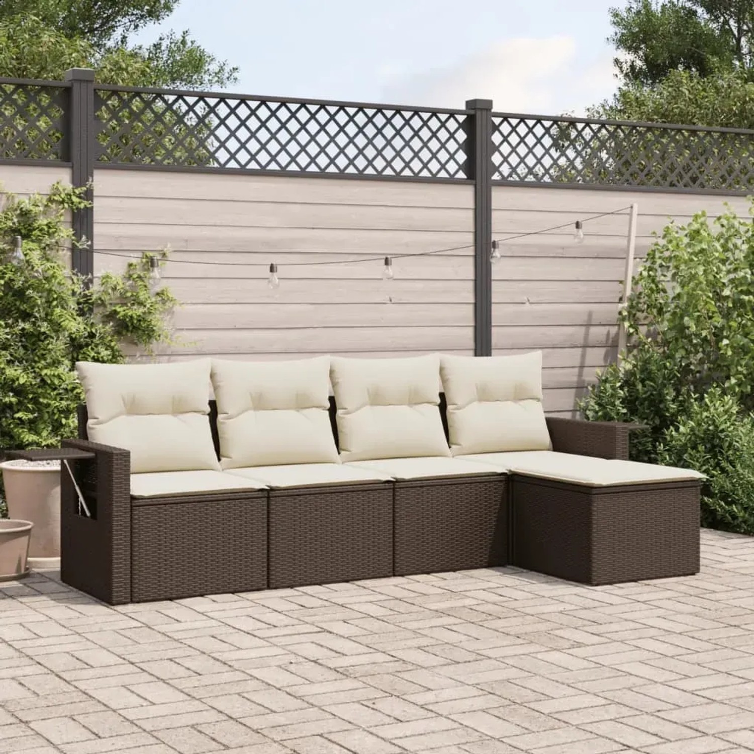Braune vidaXL Garten-Sofagarnitur aus Rattan mit cremefarbenen Kissen für Terrasse oder Garten.