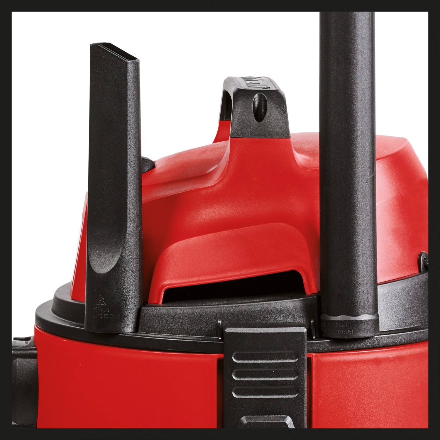 Detailaufnahme: Roter Einhell TC-VC 1825 Nass-Trockensauger mit Zubehör.