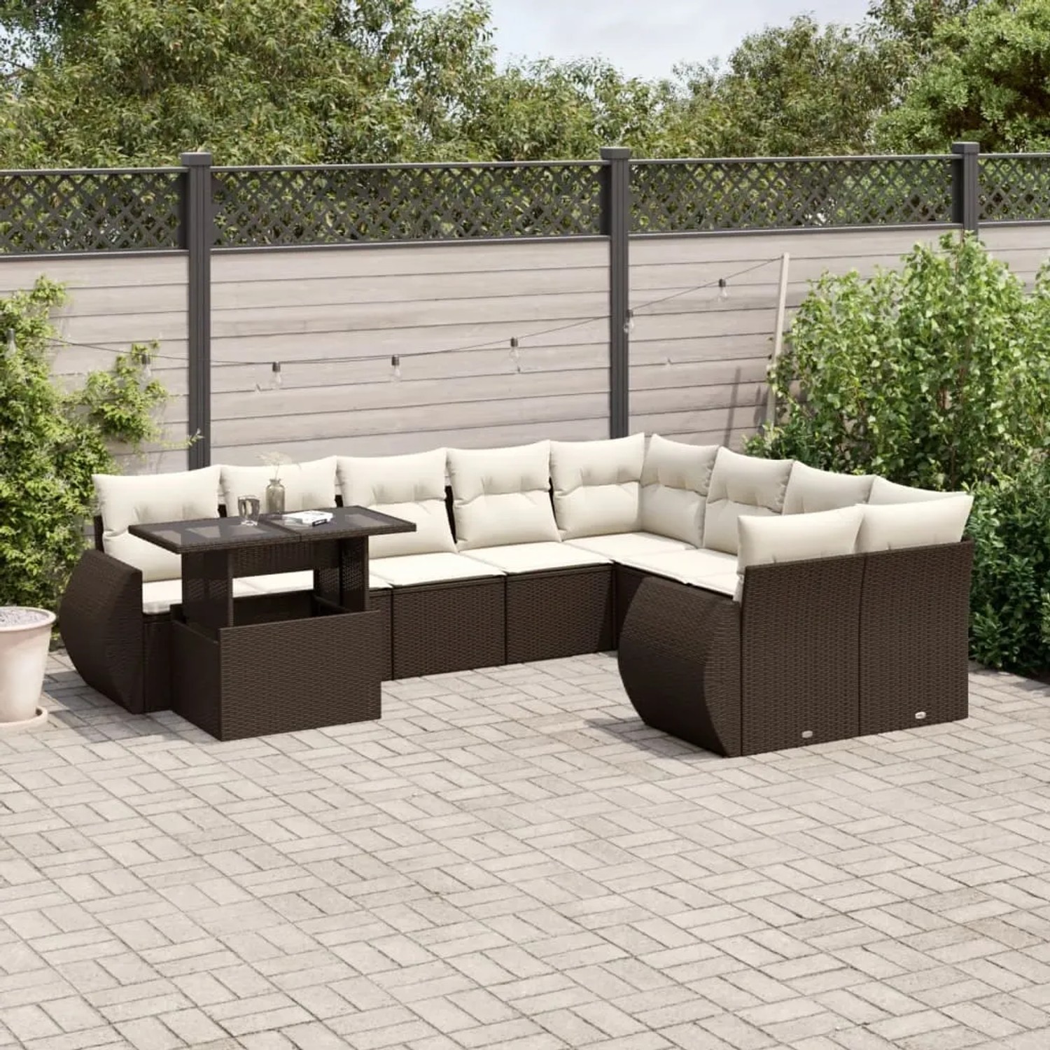 Braune 10-tlg. vidaXL Garten-Sofagarnitur aus Poly Rattan mit cremefarbenen Kissen.