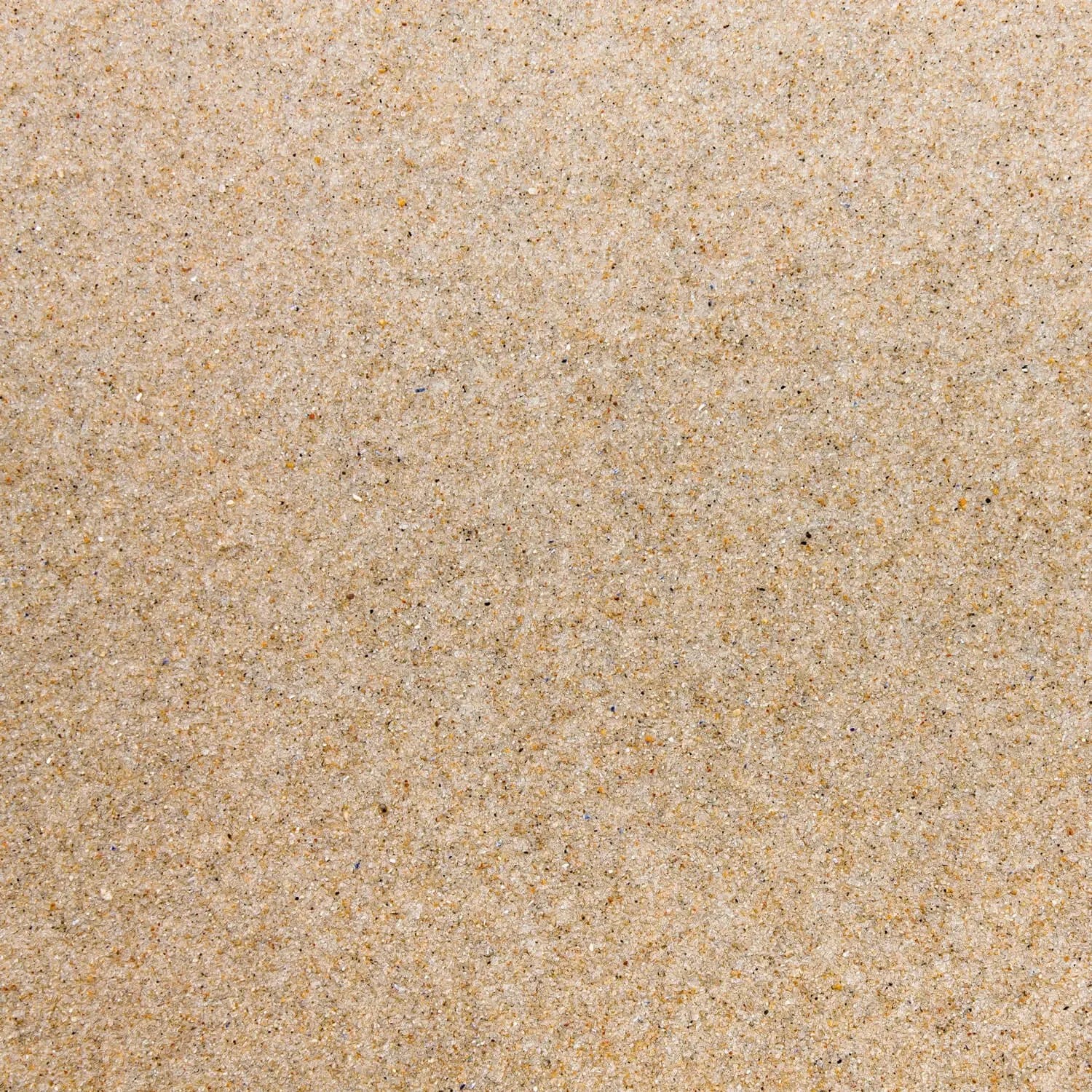 Nahaufnahme von hellem Quarzsand (0,2-2,0 mm) von Galamio, ideal als Schüttgut für Aquarien und Terrarien.