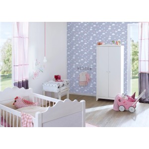 Kinderzimmer mit Vliestapete Wolken in Grau und Rosa, passend zu Möbeln und Deko.