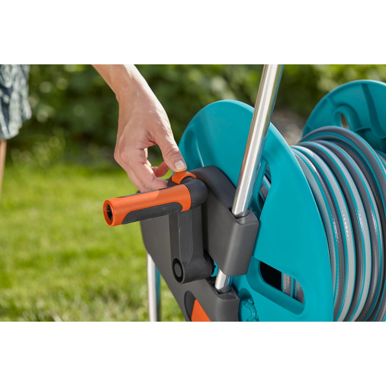 Gardena CleverRoll M Easy Schlauchwagen mit Handkurbel zum Aufrollen des Gartenschlauchs.