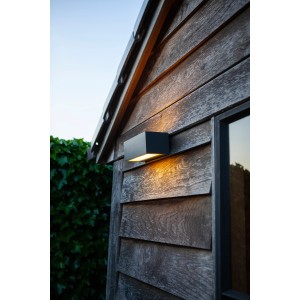 Moderne, anthrazitfarbene Lutec LED-Außenwandleuchte Gemini mit zwei Lichtquellen.