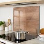 Tulup Herdabdeckplatte 60x52 cm aus Glas mit Holzoptik als Spritzschutz hinter Kochfeld in Küche.