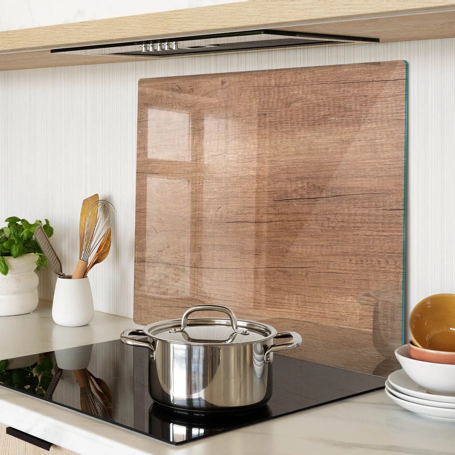 Tulup Herdabdeckplatte 60x52 cm aus Glas mit Holzoptik als Spritzschutz hinter Kochfeld in Küche.