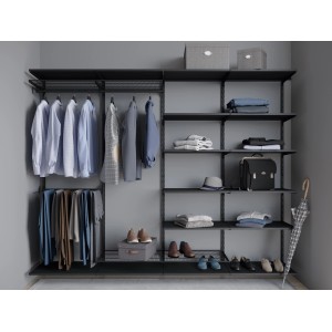 Schwarzer Metall-Drahtgitterboden (60x33x7,2cm) im Regalsystem mit Kleidung und Accessoires.