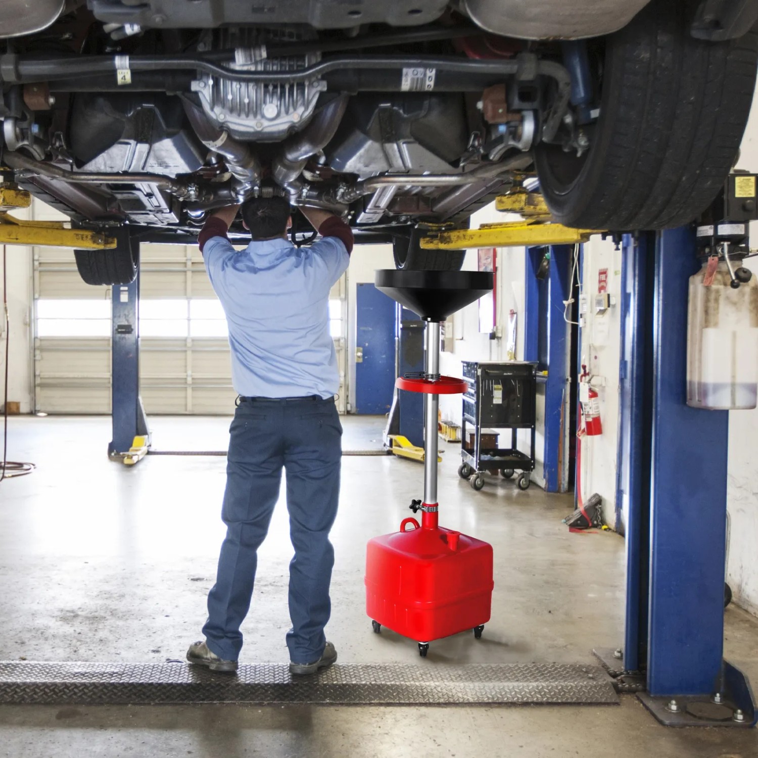 Werkstatt mit CCLIFE Ölauffanggerät (35L, 69-175cm) unter einem Auto auf der Hebebühne.