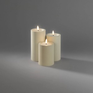Drei beige LED-Kerzen aus Kunststoff für Außen, gerippt, mit warmweißem Flackerlicht.