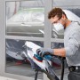 Bosch Professional GEX 12V-125 Akku-Exzenterschleifer beim Schleifen eines Autoteils.