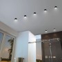 Schwarze LED Einbaustrahler Gil (3er Set) in Decke eines Badezimmers.