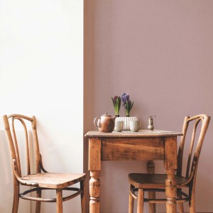 Altrosa Vliestapete Uni im Raum, Tapete in Rosa-Grau für Schlaf- und Babyzimmer.