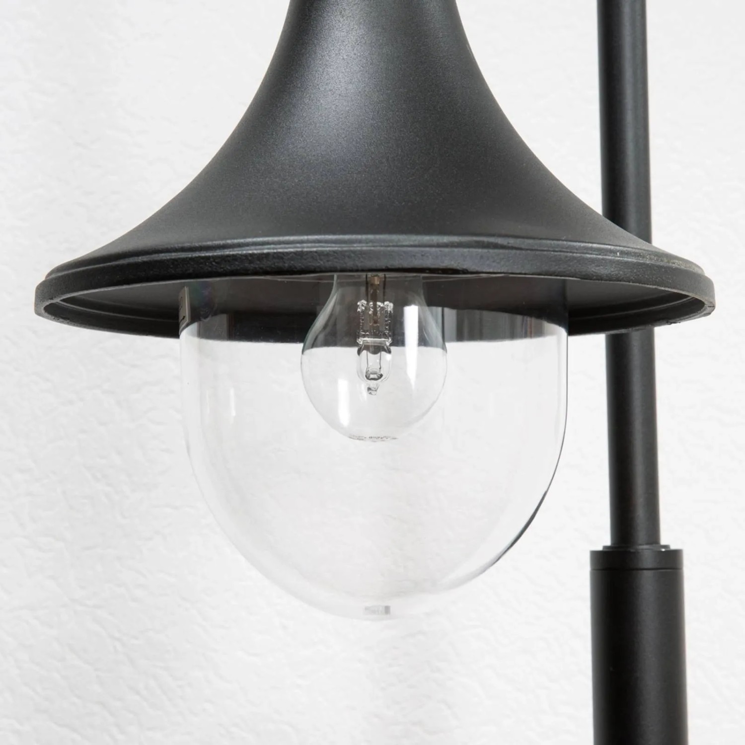 Moderne Lindby Außenleuchte Daphne, schwarz, aus Aluminium, mit klarem Diffusor und E27 Fassung.