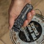 Gerber Lockdown Slim Pry Multitool mit 7 Werkzeugen in Hand, Stahlkonstruktion mit Taschenclip.