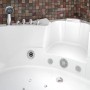 Detailansicht: Weiße AquaVapore Whirlpool Badewanne 152x152cm mit Armaturen und Düsen.