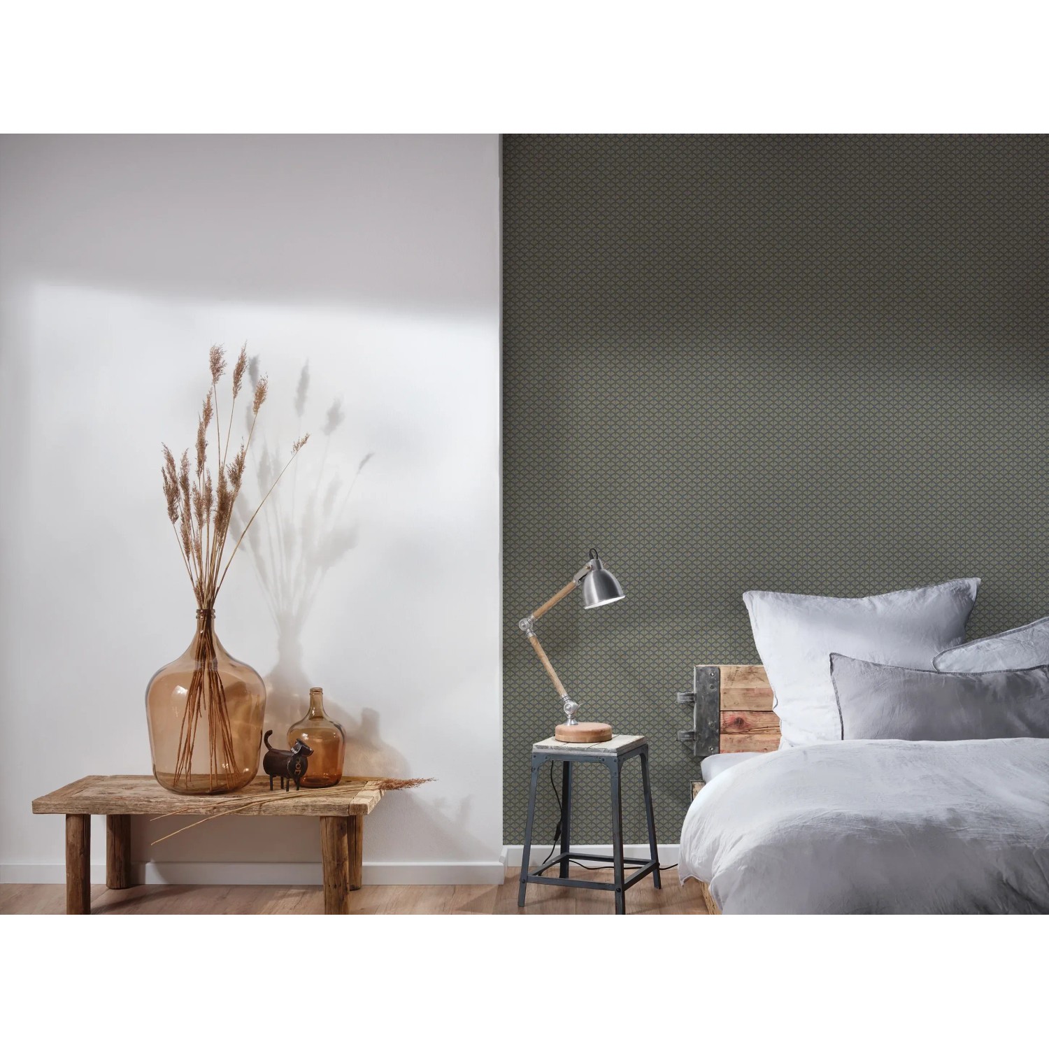Vliestapete Trendwall 2 Art Deco in Schwarz und Gold im Schlafzimmer.